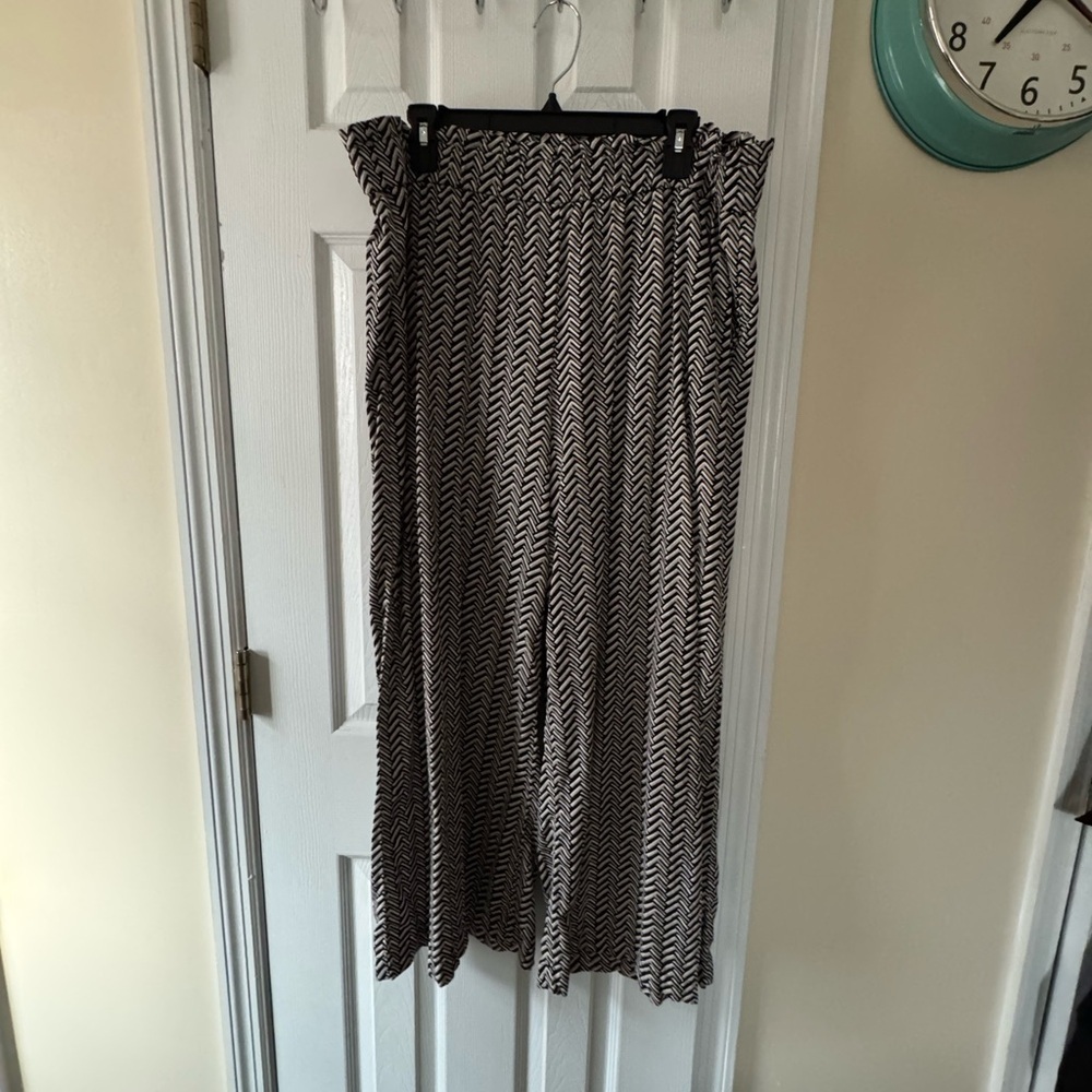 LOFT Black and White Chevron elastic pants